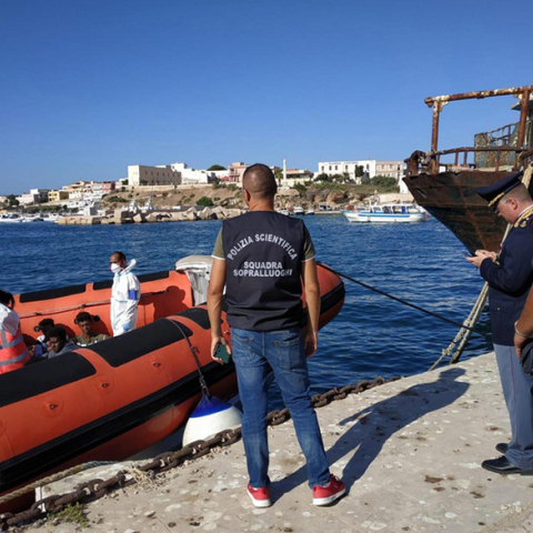 Αποβίβαση ανήλικων μεταναστών στη Λαμπεντούζα