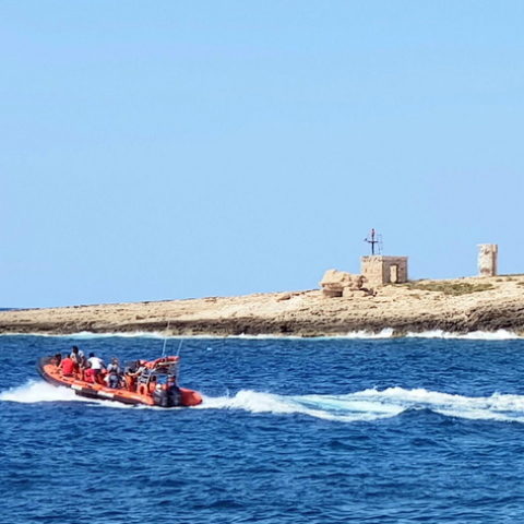 Εθελοντές της Open Arms περισυλλέγουν μετανάστες στη Λαμπεντούζα