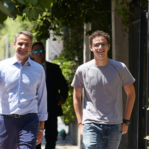 O πρωθυπουργός Κυριάκος Μητσοτάκης (Α), συνοδευόμενος από τον γιο του, Κωνσταντίνο