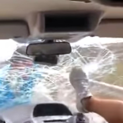 Ο Αλβανός εστιάτορας επιτίθεται στο αυτοκίνητο των τουριστών