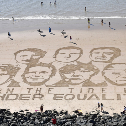 Οι ηγέτες των G7 στην άμμο της Μπιαρίτζ - Δημιούργημα του Γάλλου καλλιτέχνη Σαμ Ντουγαδός στο πλαίσιο της καμπάνιάς του για την ισότητα των δύο φύλων 