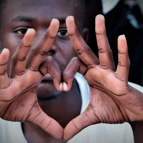 Μετανάστης στο Ocean Viking μετά την ανακοίνωση των ευχάριστων νέων