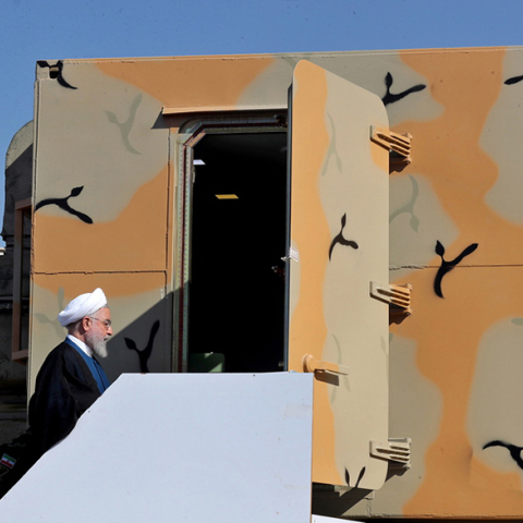  Ο Ιρανος πρόεδρος Χασάν Ροχανί επιθεωρεί το πυραυλικό σύστημα Bavar-373 στις 22 Αυγούστου