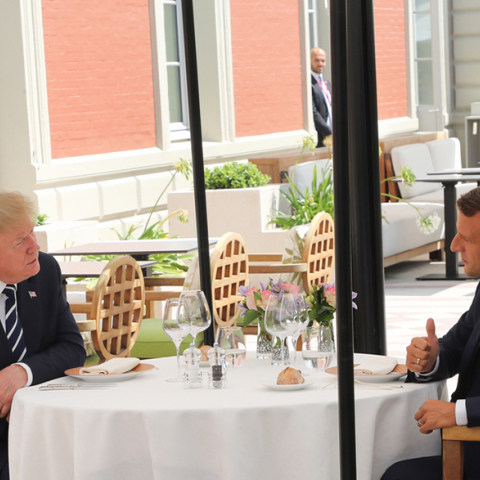 Ντόναλντ Τραμπ κι Εμανουέλ Μακρόν στο εκτός προγράμματος γεύμα τους © EPA/LUDOVIC MARIN 