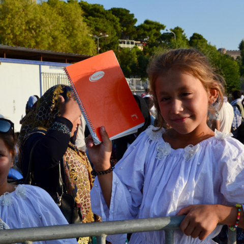 Πρόσφυγες και μετανάστες αφήνουν τη Λέσβο