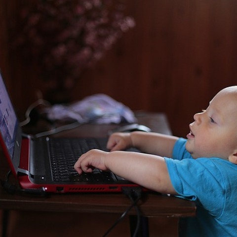 Μωράκι στον υπολογιστή