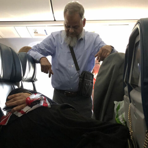 Έμεινε όρθιος στο αεροπλάνο για 6 ώρες προκειμένου να κοιμηθεί η γυναίκα του