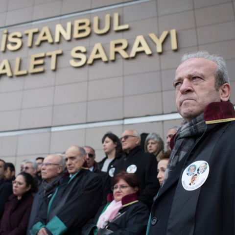 Έξω από τη δίκη των 5 δημοσιογράφων