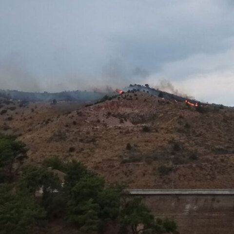 Στις φλόγες ορεινή έκταση στη Χίο