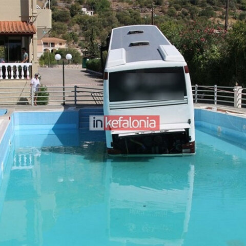 Λεωφορείο έπεσε σε πισίνα ξενοδοχείου στην Κεφαλονιά