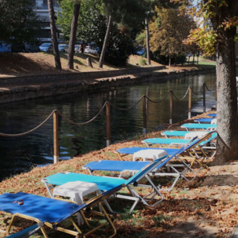 Τρίκαλα: Έβαλαν ξαπλώστρες κατά μήκος του Ληθαίου ποταμού