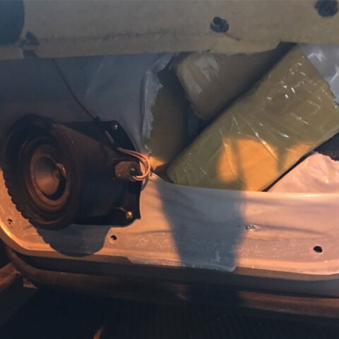 Έκρυβαν 42 κιλά ηρωίνη σε δύο αυτοκίνητα