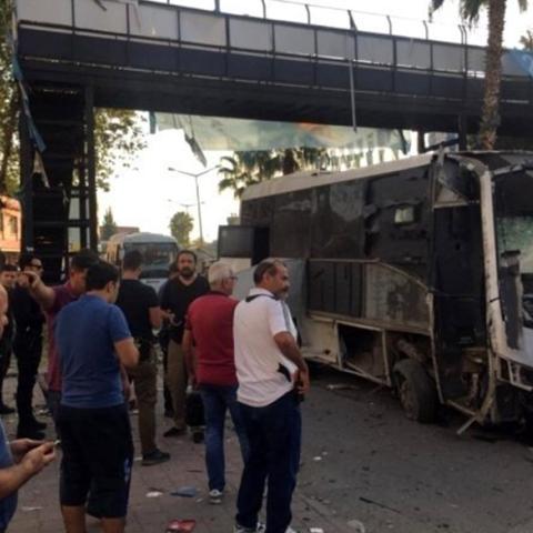 Επίθεση σε λεωφορείο με αστυνομικούς στα Άδανα