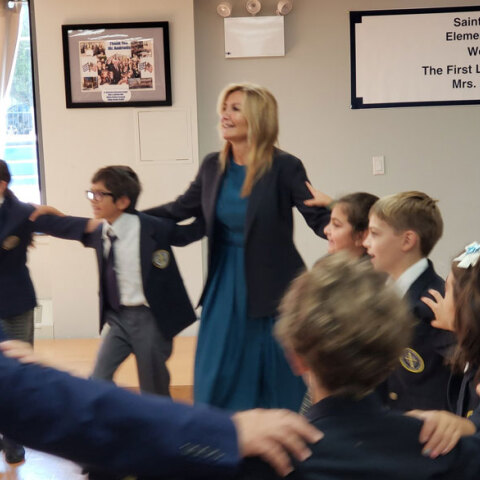 Η Μαρέβα Γκραμπόφσκι-Μητσοτάκη χορεύει παραδοσιακούς χορούς στη Νέα Υόρκη