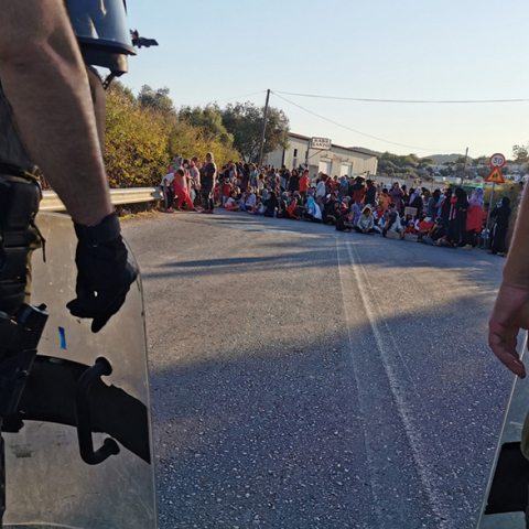 Καθιστική διαμαρτυρία στη Μόρια