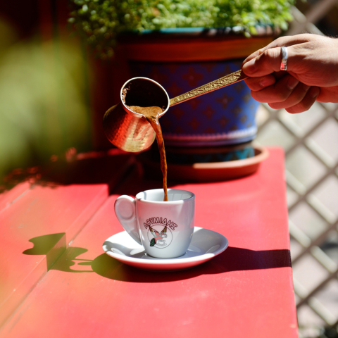 Ο Λουμίδης Παπαγάλος γιορτάζει και κερνάει τον καφέ σας