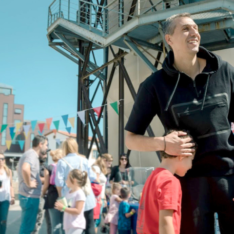 Ο Δημήτρης Διαμαντίδης, μαζί με έναν «Μικρό Ήρωα», στο μεγαλύτερο παιδικό φεστιβάλ της πόλης για παιδιά.