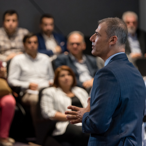 Δρ Χαράλαμπος Μαινεμελής, Καθηγητής Οργανωσιακής Συμπεριφοράς στο Alba Graduate Business School και Διευθυντής του Κέντρου Αριστείας ΣΕΒ στη Δημιουργική Ηγεσία.