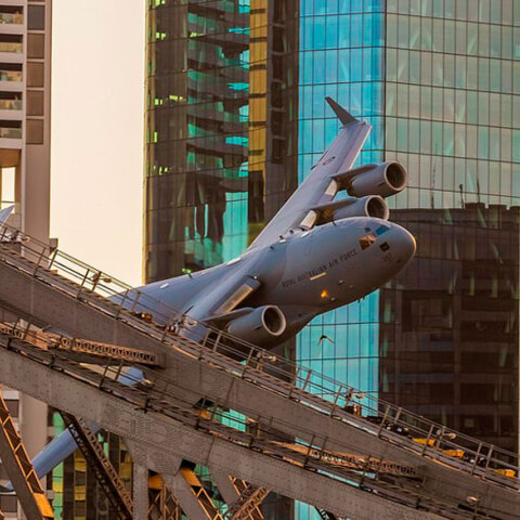 Αυστραλία: Μεταγωγικό πολεμικό αεροσκάφος σε ελιγμούς που κόβουν την ανάσα στην πόλη Μπρίσμπεϊν