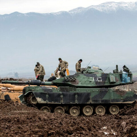 Τουρκικά τανκς στα σύνορα με τη Συρία