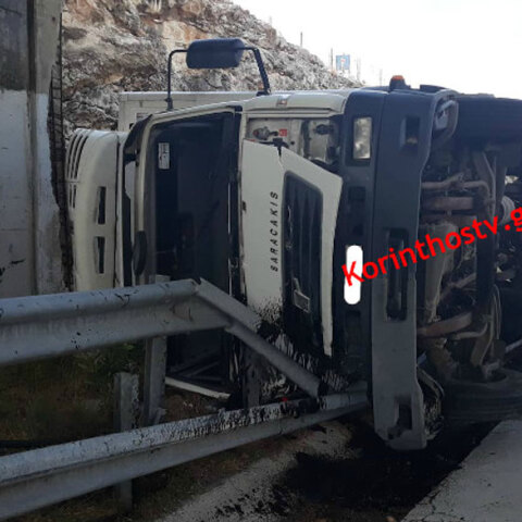 Ανατροπή φορτηγού στην Αθηνών-Κορίνθου