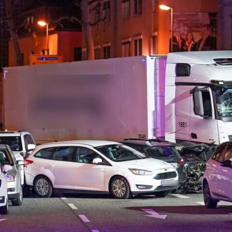 Σκηνές πανικού στη Γερμανία, όταν φορτηγό παρέσυρε αυτοκίνητα