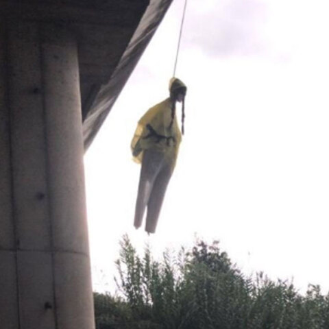 Το ομοίωμα της Γκρέτα Τούνμπεργκ που κρέμασαν οι «ξύπνιοι» από γέφυρα στη Ρώμη