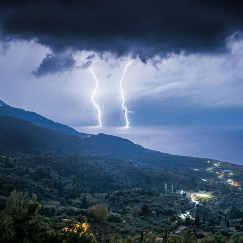 Κεραυνοί «έσκισαν» τον ουρανό στη Σάμο