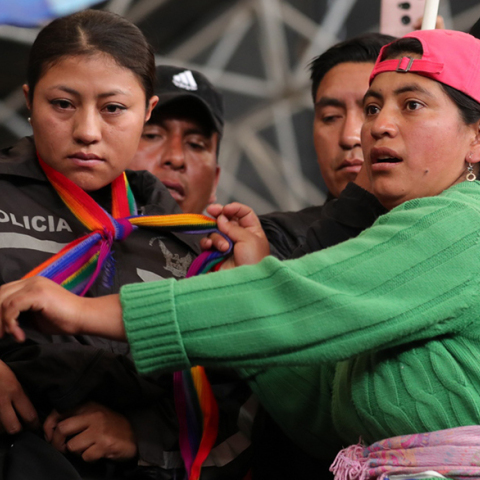 Αστυνομικός και όμηρος των διαδηλωτών