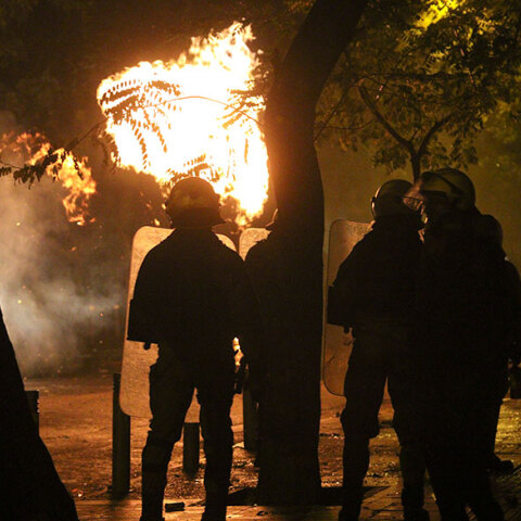 Μολότοφ κατά αστυνομικών στα Εξάρχεια