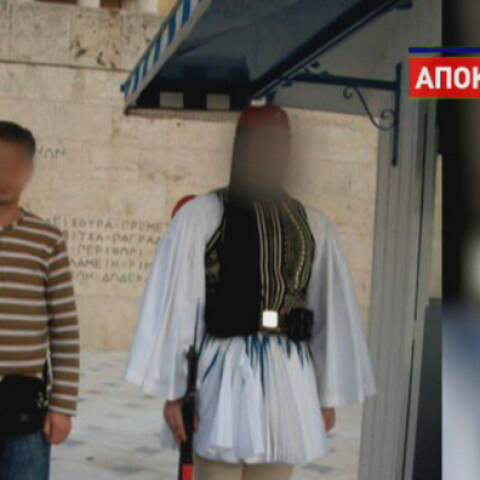 Τζιχαντιστής ποζάρει στο μνημείο του  Αγνώστου Στρατιώτη, δίπλα από τον τσολιά στη Βουλή  