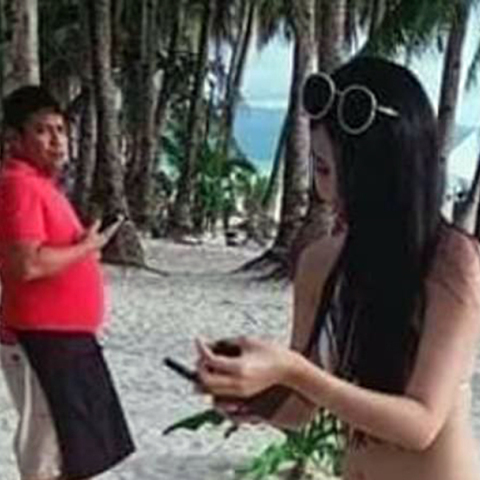 Τουρίστρια στις Φιλιππίνες.