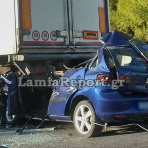 Αυτοκίνητο «καρφώθηκε» σε νταλίκα στα Οινόφυτα - Νεκρός ο οδηγός