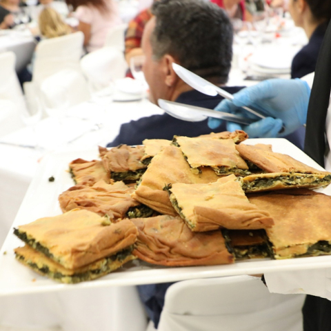 Η οργάνωση «Άρτος και Αγάπη» και ο Δήμος Αμαρουσίου διοργάνωσαν γεύμα κοινωνικοποίησης και αποστιγματισμού με αφορμή την Παγκόσμια Ημέρα Διατροφής.