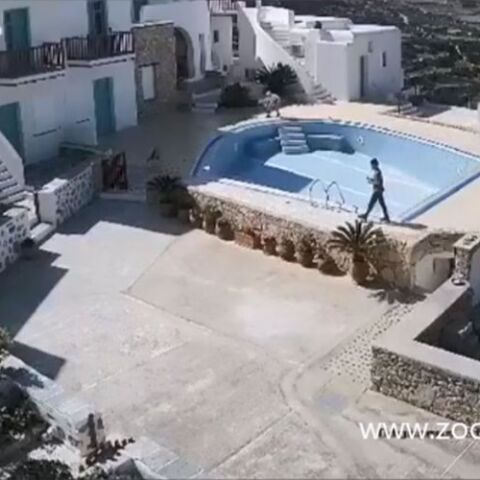 Δύο αγόρια καταδιώκουν γάτα σε αύλειο χώρο ξενοδοχείου στη Φολέγανδρο