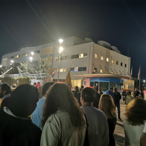 Έξω από το κτίριο που στεγάζεται το Star