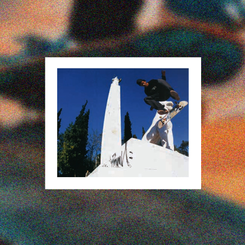 Τα γκράφιτι στο άγαλμα της Αθήνας δεν τα κάνουμε εμείς! Μπορεί ο Δήμος να τα καθαρίσει για τη γιορτή μας;