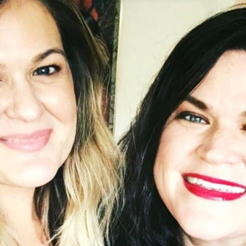 Η απολυμένη δασκάλα με τη σύντροφό της