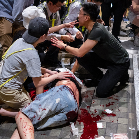 Σκληρές εικόνες βίας στο Χονγκ Κονγκ