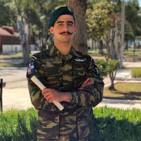 Ο αλεξιπτωτιστής Εμμανουήλ Μπουχλής