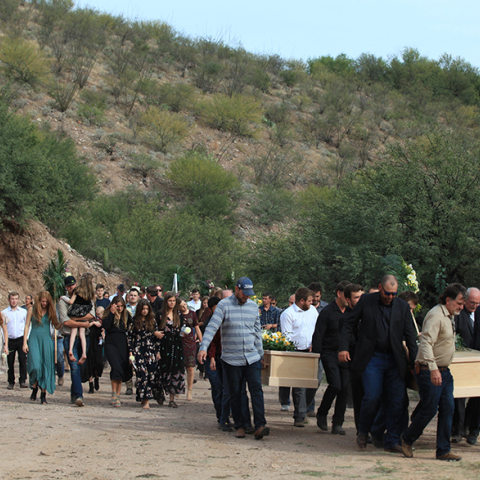 Μορμόνοι κηδεύουν τους συγγενείς τους, θύματα ενέδρας