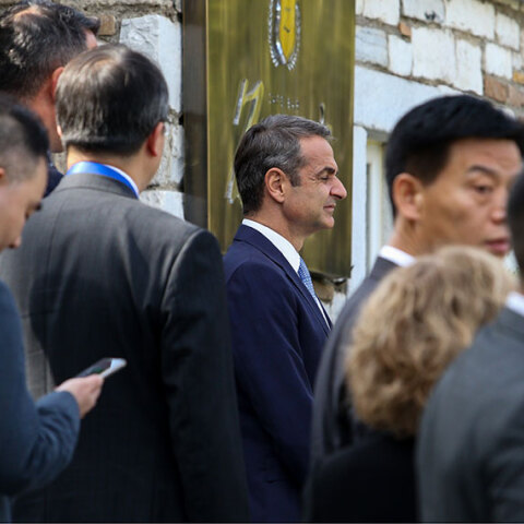 Ο Κυριάκος Μητσοτάκης φτάνει στον Διόνυσο για το γεύμα με τον Σι Τζιπίνγκ 