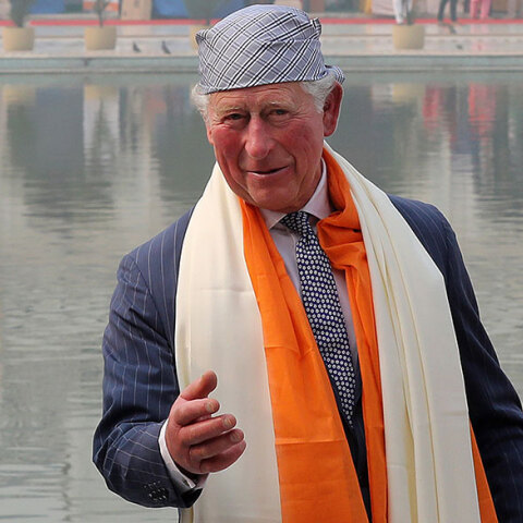 Με «πόδια-μπουκάλια» και «δάχτυλα... λουκάνικα» εμφανίστηκε στην Ινδία ο πρίγκιπας Κάρολος