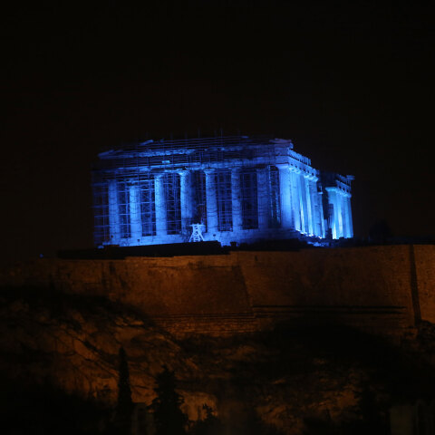 Ο Παρθενώνας έγινε... μπλε για καλό σκοπό