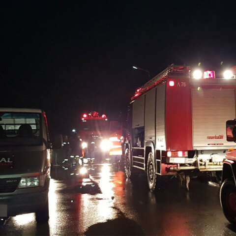 Πλημμύρες στη Χαλκιδική - Χείμαρρος παρέσυρε ταξί και το έριξε στη θάλασσα