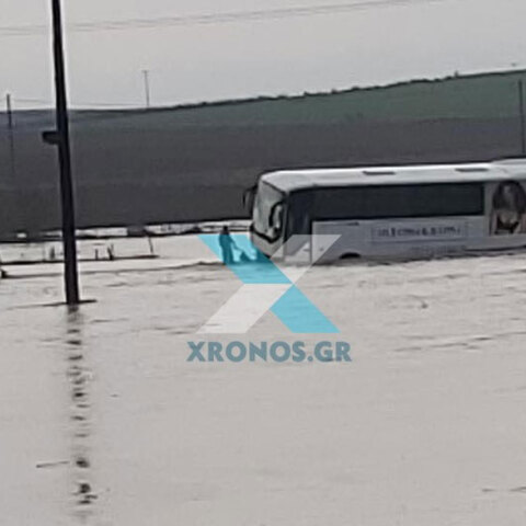 Ροδόπη: Με... τρακτέρ απομάκρυναν σχολικό λεωφορείο, το οποίο... έμεινε σε πλημμυρισμένο δρόμο