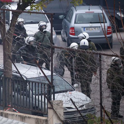 ΜΑΤ έξω από το Παλαί ντε Σπορ