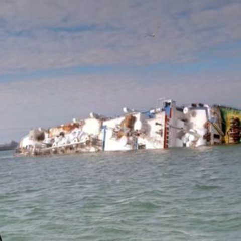 Ανατροπή φορτηγού πλοίου στη Ρουμανία