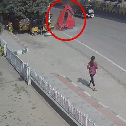 Η στιγμή που Ι.Χ. πέφτει από γέφυρα και σκοτώνει πεζή στην Ινδία