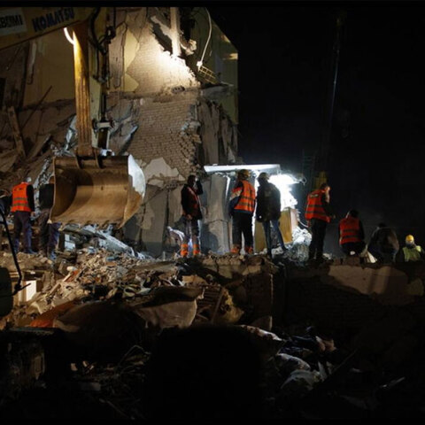 Αλβανία: Ολονύχτια επιχείρηση για τον εντοπισμό ζωντανών στα χαλάσματα